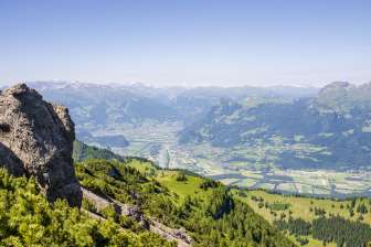 Aufsicht auf das Rheintal während der Wanderung zum Schönberg