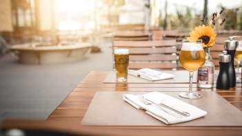 Moderne Gasträume mit eleganten Holztischen, kreativen Lampen und gemütlicher Atmosphäre