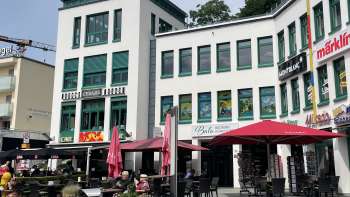 Außenansicht der Balu Bäckerei Konditorei in Liechtenstein mit gemütlichem Gastgarten Außenansicht der Balu Bäckerei Konditorei in Liechtenstein mit gemütlichem Gastgarten