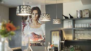 Barbereich im Made in Italy mit stimmungsvollem Licht und italienischem Flair.