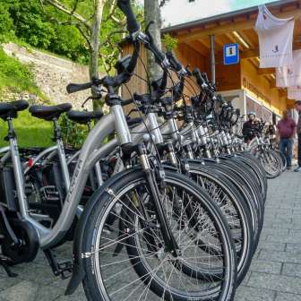Reihe moderner E-Bikes vor dem Liechtenstein Center in Vaduz – Startpunkt für nachhaltige Erkundungstouren durch das Fürstentum