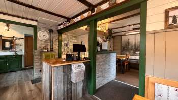 Einladender Empfangsbereich mit liebevoller Dekoration, Holzelementen und traditionellem Ambiente im Bergstübli