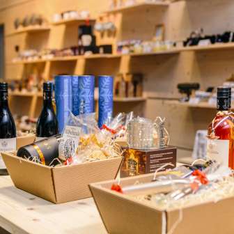Auswahl an regionalen Weinen und Geschenksets im Liechtenstein Center in Vaduz, präsentiert auf einem Holztisch