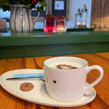 Detailaufnahme einer Kaffeetasse auf einem Tisch im Bergstübli Steg