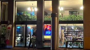 Beleuchtete Außenansicht des Skino-Kinos in Schaan bei Nacht, mit großen Glasfronten und einladender Atmosphäre.