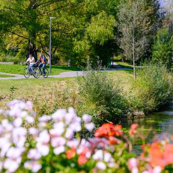 Radfahrer unterwegs entlang eines blühenden Weges im Haberfeld Vaduz