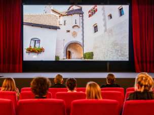 Besucher im alten Kino in Vaduz schauen einen Film mit Aufnahmen aus Liechtenstein