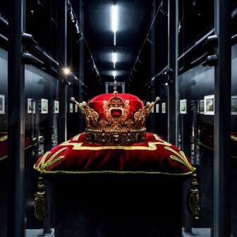 Originalkrone des Fürstentums Liechtenstein auf rotem Samtkissen in der Schatzkammer-Ausstellung in Vaduz, eindrucksvoll inszeniert