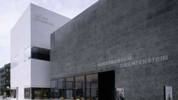 Aussenansicht des modernen Kunstmuseums Liechtenstein in Vaduz mit schwarzer Fassade