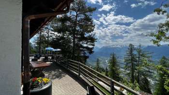 „Sonnenterrasse mit Panoramablick über das Rheintal bei klarer Sicht und gemütlicher Sitzgelegenheit im Alpenstil im Berggasthaus Matu „Sonnenterrasse mit Panoramablick über das Rheintal bei klarer Sicht und gemütlicher Sitzgelegenheit im Alpenstil im Berggasthaus Matu