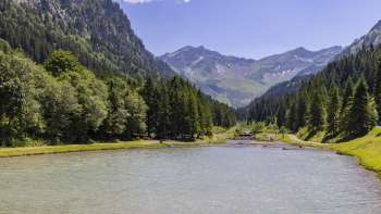  Blick über den Gänglesee in Steg mit Bergkulisse