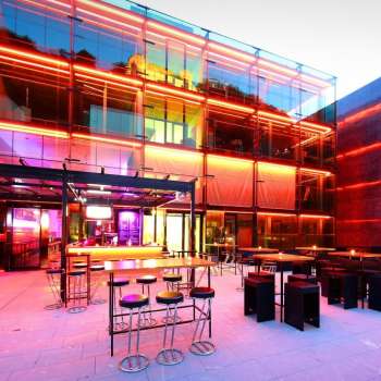 Einladende Bar mit eleganter Lichtgestaltung und gemütlichem Ambiente