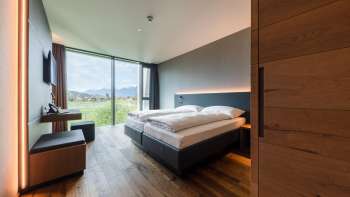 Modernes Doppelzimmer im Hotel kommod mit Ausblick ins Grüne