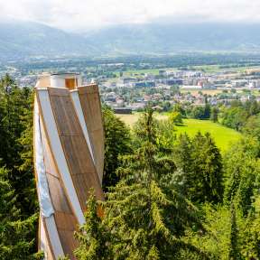 Moderner Aussichtsturm auf Dux in Liechtenstein, umgeben von Wäldern mit Blick auf das Rheintal
