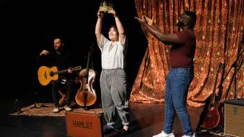 Shakespeare in a Suitcase – Hamlet