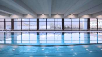 Blick auf das blaue Schwimmbecken im Hallenbad Triesen