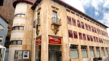 Fassade des Kunstraum Engländerbau in Vaduz mit rotem Vordach und kunstvoller Architektur – Ausstellungsort für zeitgenössische Kunst in Liechtenstein.