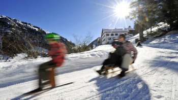 2 Personen am Rodeln auf der Rodelbahn Sücka in Liechtenstein