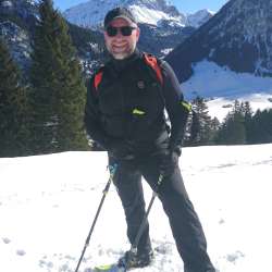 Thomas Tichy beim Schneeschuhwandern in der Winterlandschaft von Liechtenstein – ausgebildeter Guide in den Alpen