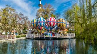 Liechtenstein-Themenfahrt im Europa-Park über dem Wasser Übersicht der Liechtensteiner Ballonfahrt im Europa-Park, mit bunten Ballons über einem See, umgeben von Bäumen und Attraktionen