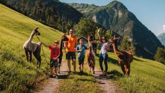 Familienshooting mit Lamas und Alpakas im Sommer Malbun