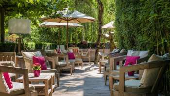 Terrasse des Park Hotel Sonnenhof mit gemütlichen Sesseln