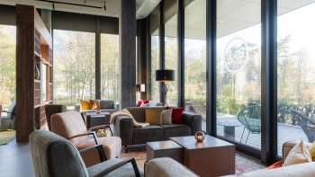 Einladender Lounge-Bereich im B&B Hotel Liechtenstein-Eschen mit Sesseln und Sofas
