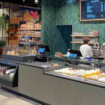 Moderne Theke mit digitaler Anzeigetafel und köstlichen Snacks