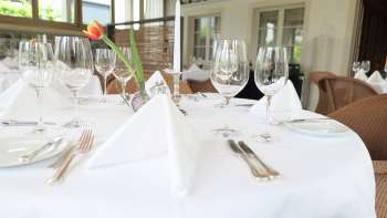 Stilvoll gedeckter Tisch im Restaurant Vivid mit eleganter Tischdeko in heller Atmosphäre Stilvoll gedeckter Tisch im Restaurant Vivid mit eleganter Tischdeko in heller Atmosphäre