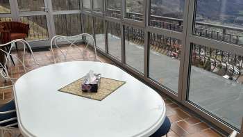 Terrasse mit Aussicht über die umliegende Bergwelt und das Rheintal