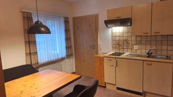Küchenzeile und Essbereich der Ferienwohnung Walserhof
