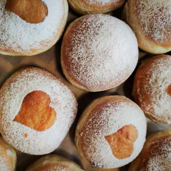 Bild von oben von feinen Krapfen