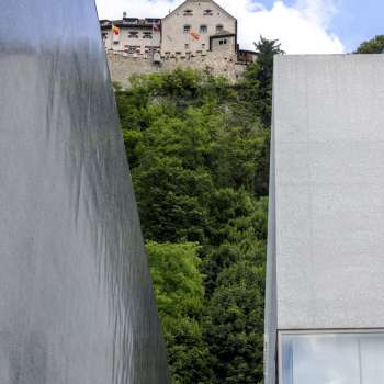 Kunstmuseum Liechtenstein mit Hilti Art Foundation vor Schloss Vaduz 