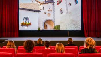 Gäste sitzen im Alten Kino Vaduz und schauen den Film «Fürstliche Momente» Gäste sitzen im Alten Kino Vaduz und schauen den Film «Fürstliche Momente»
