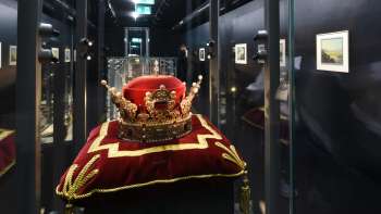Ausstellungsstück mit Fürstenhut in der Schatzkammer Liechtenstein, auf einem Samtkissen präsentiert