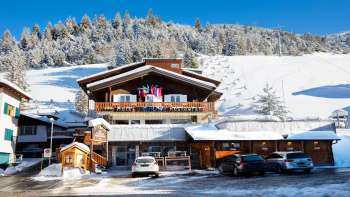 Aussenansicht des Restaurants Turna mit Sommerterrasse
