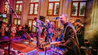 Musiker der Soulvision Allstars auf der Bühne des FL1.LIFE Festivals vor dem Regierungsgebäude in Vaduz