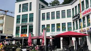 Aussenansicht der Balu Bäckerei Konditorei mit gemütlicher Terrasse