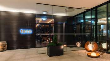 Außenansicht der Bar- und Restaurantlounge mit moderner Architektur und stilvollem Eingangsbereich.