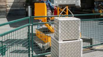 Kind spielt mit Bagger vor dem Schlucher-Treff