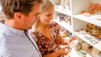 Paar begutachte im Hoi-Laden tolle Produkten aus Liechtenstein