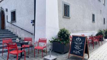 Rote Tische und Stühle vor dem Liechtensteinischen LandesMuseum