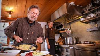 Martin Real kocht mit Sohn Michael die Liechtensteiner Spezialität "Rebel"