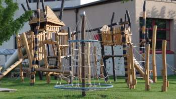 Spielplatz bei der Gemeindeschule Spielplatz bei der Gemeindeschule
