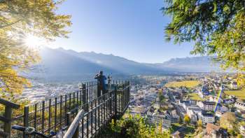 Aussichtspunkt am Känzile in Vaduz mit Blick über das Rheintal und die Alpen