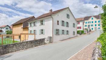 Aussenansicht der restaurierten Hofstätte