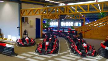 Verschiedene Elektro Karts sind bereit auf der Kartbahn Nendeln