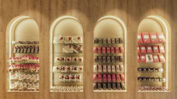 Dekoratives Wandregal mit stilvoll angeordneten Pralinenschachteln und feinen Leckereien