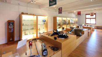 Ausstellung im Lawena Museum mit Vitrinen, alten Haushaltsgeräten und einer historischen Staubsauger-Sammlung.