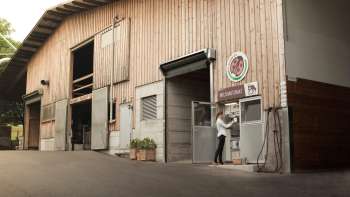 Außenansicht des Kaiserhofs in Liechtenstein mit Selbstbedienungs-Milchtankstelle – regional, frisch und direkt vom Bauernhof.